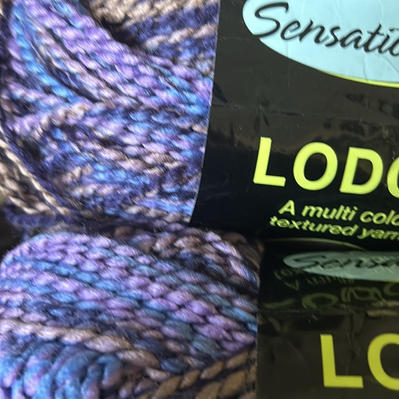 Lodge Sensations yarn 2 skeins purple - Picture 4 of 5